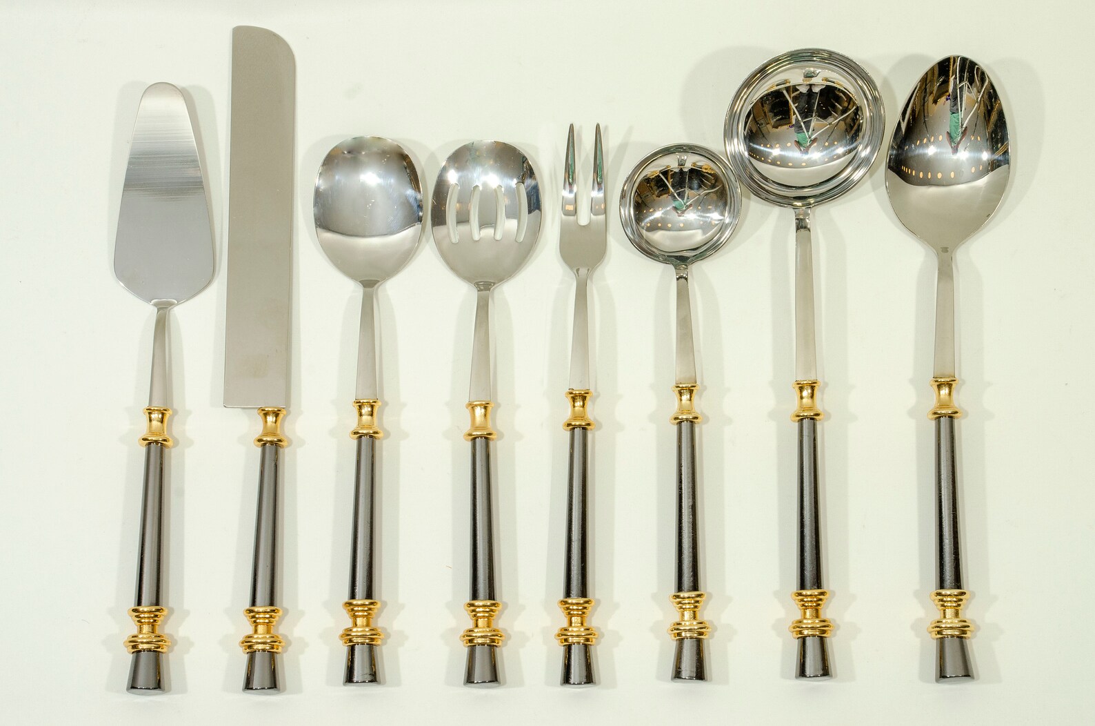 Elevate Your Dining Experience with Our 8-Piece Utensil Set in Gold and Silver - Perfect for Stylish Table Presentations - Image 3