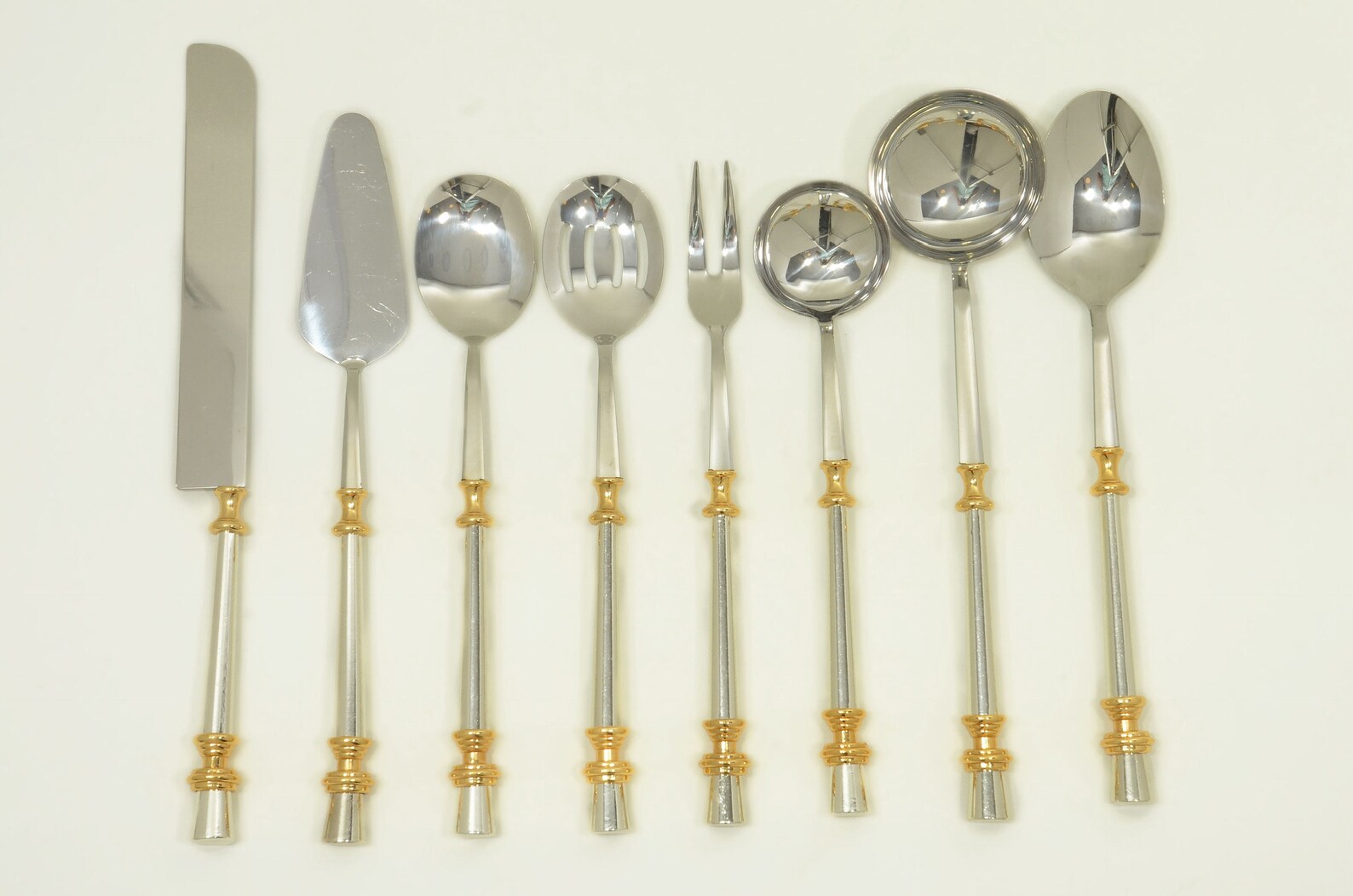 Elevate Your Dining Experience with Our 8-Piece Utensil Set in Gold and Silver - Perfect for Stylish Table Presentations - Image 2